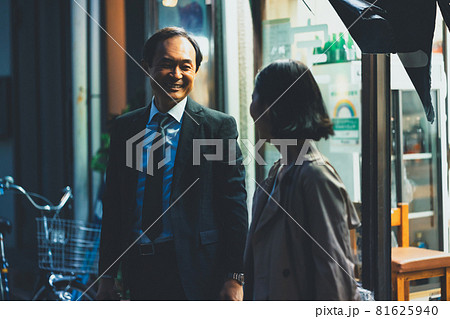会社帰りに外食する50代男女 81625940