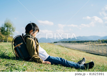 悩む小学生の男の子(横顔) 悩む小学生の男の子(横顔) 81625991
