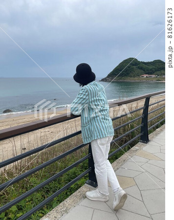 福岡県 志賀島の海と男性 福岡県 志賀島の海と男性 81626173