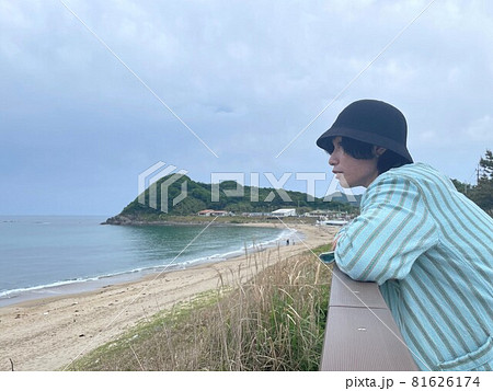 福岡県 志賀島の海と男性 福岡県 志賀島の海と男性 81626174