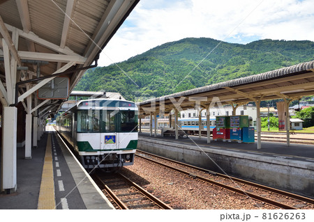 徳島　JR阿波池田駅に停車中の特急剣山 81626263