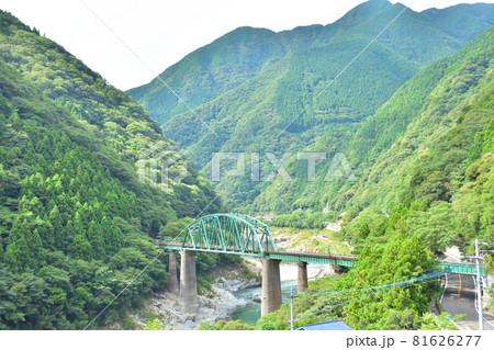 徳島　吉野川に掛かる鉄橋 81626277