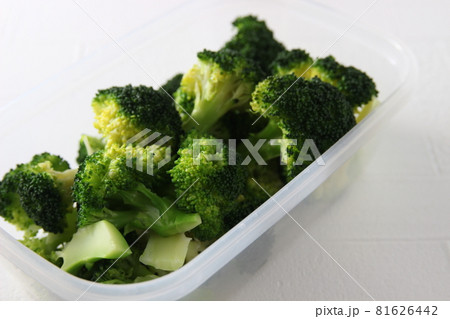 塩茹でしたブロッコリーを保存容器に入れて冷蔵保存　温野菜の作りおき 81626442