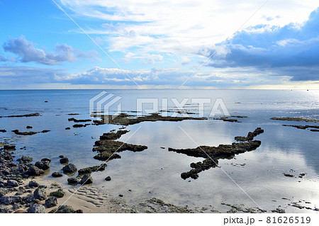 水面に反射する雲／沖縄県読谷村残波 81626519
