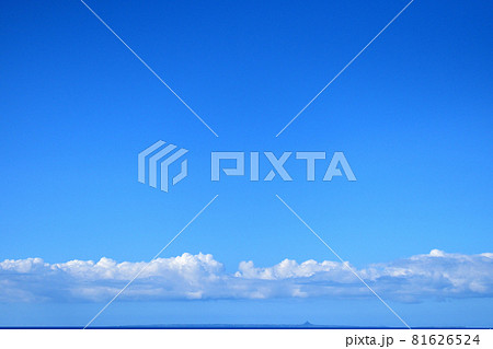 晴れた日の青空と雲／沖縄県読谷村残波 81626524