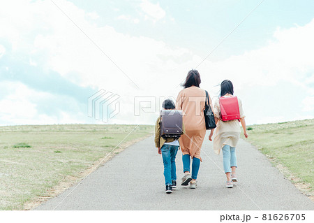 道を歩く親子(後ろ姿) 道を歩く親子(後ろ姿) 81626705