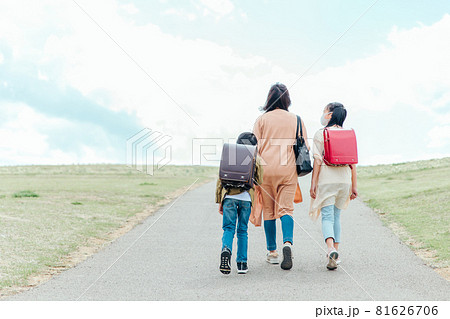 道を歩く親子（マスク姿・後ろ姿） 81626706