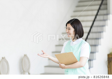 若い女性 看護師 介護士 若い女性 看護師 介護士 81626848