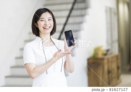 若い女性　美容部員 81627127