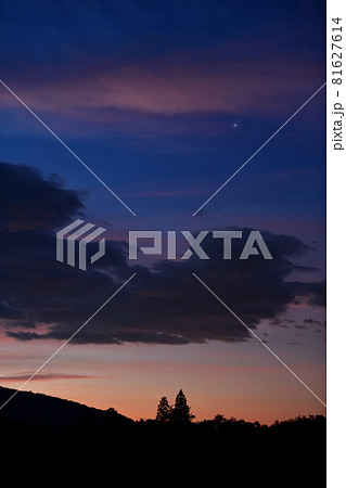 北杜市白州町、夜明けの空の朝焼け雲と輝くシリウス3 北杜市白州町、夜明けの空の朝焼け雲と輝くシリウス3 81627614