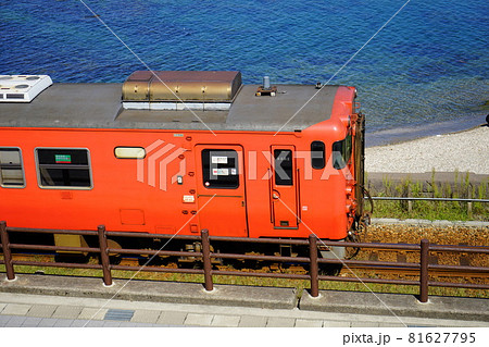 海を背景に雨晴海岸の海沿いを走る氷見線の電車左 海を背景に雨晴海岸の海沿いを走る氷見線の電車左 81627795