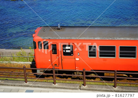海を背景に雨晴海岸の海沿いを走る氷見線の電車右 81627797