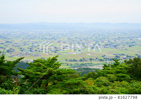 富山県散居村展望台から臨む砺波市の散居村 富山県散居村展望台から臨む砺波市の散居村 81627798