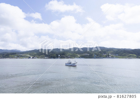 気仙沼港　気仙沼湾　船　海　海面　山と海　太平洋に向かう一艘の船 81627805