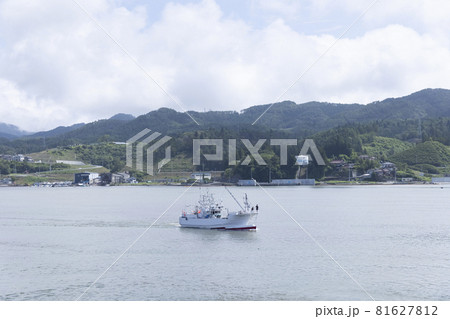 気仙沼港 気仙沼湾 船 海 海面 山と海 太平洋に向かう一艘の船 気仙沼港 気仙沼湾 船 海 海面 山と海 太平洋に向かう一艘の船 81627812