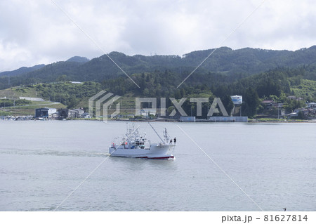 気仙沼港　気仙沼湾　船　海　海面　山と海　太平洋に向かう一艘の船 81627814