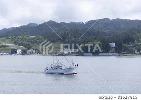 気仙沼港 気仙沼湾 船 海 海面 山と海 太平洋に向かう一艘の船 気仙沼港 気仙沼湾 船 海 海面 山と海 太平洋に向かう一艘の船 81627815