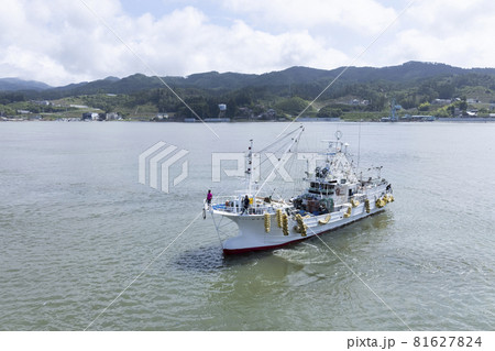 気仙沼港 気仙沼湾 船 海 海面 山と海 太平洋に向かう一艘の船 気仙沼港 気仙沼湾 船 海 海面 山と海 太平洋に向かう一艘の船 81627824