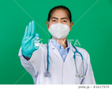 Focusing on asian female doctor wearing lab coat hand holding syringe and Covid 19 vaccine vial bottle. Concept for Covid 19 vaccination 81627970