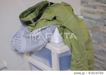 室内に散乱している男性の汚い洗濯物 室内に散乱している男性の汚い洗濯物 81628700