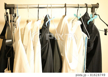 室内干しをしている男性のYシャツや洗濯物 81628749