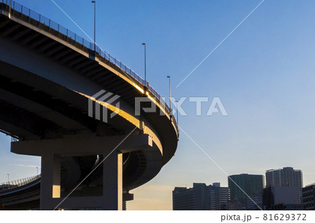 青空の元のカーブした高架道路を下から見上げる 青空の元のカーブした高架道路を下から見上げる 81629372