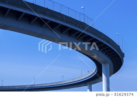 青空の元のカーブした高架道路を下から見上げる 青空の元のカーブした高架道路を下から見上げる 81629374