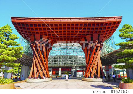 石川県金沢観光地 金沢駅と鳥居 鼓門 もてなしドーム 石川県金沢観光地 金沢駅と鳥居 鼓門 もてなしドーム 81629635