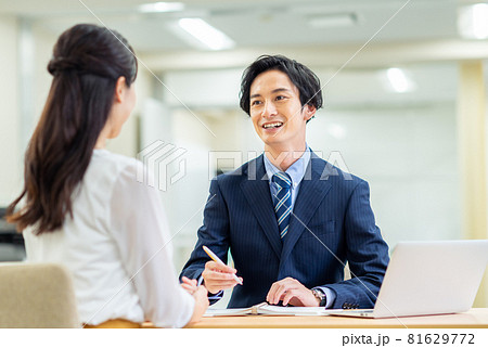 男性のプランナーに相談する若い女性 81629772