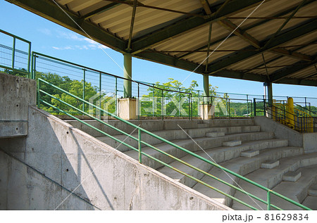 野球場の応援席と夏の青空の風景 野球場の応援席と夏の青空の風景 81629834