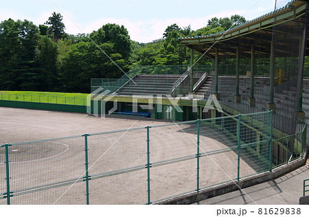 野球場の応援席と夏の青空の風景 81629838