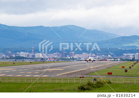 旭川空港に着陸する旅客機・JAL 旭川空港に着陸する旅客機・JAL 81630214