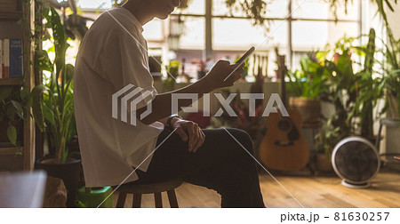 スマートフォンを持った男性 81630257