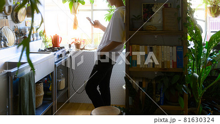 スマートフォンを持った男性 81630324