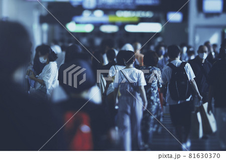 都市を行き交う群衆 ビジネスイメージ 81630370