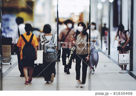 都市を行き交う群衆 ビジネスイメージ 81630406
