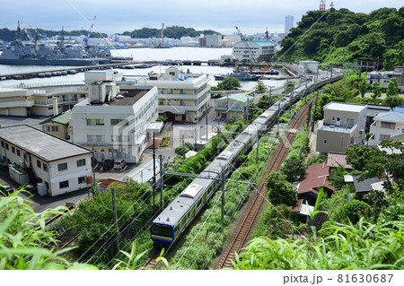 横須賀港沿いを走る横須賀線E235系電車 横須賀港沿いを走る横須賀線E235系電車 81630687