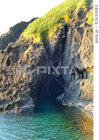 新潟県/ 源義経伝説 「判官舟かくし」(※ヒト入り 大きさ比較) 新潟県/ 源義経伝説 「判官舟かくし」(※ヒト入り 大きさ比較) 81630883