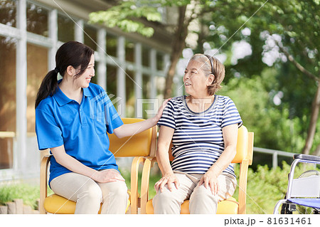 高齢者と笑顔で会話する介護士 高齢者と笑顔で会話する介護士 81631461