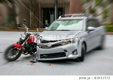 オートバイと乗用車の衝突事故 81631572