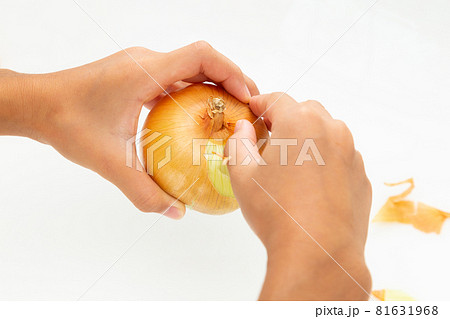 玉ねぎの皮むき 81631968