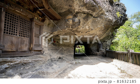 布引観音釈尊寺の岩の堀貫 81632185