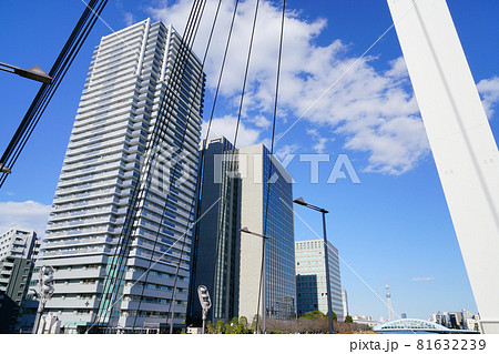 東京の中央大橋から見た高層マンション 81632239