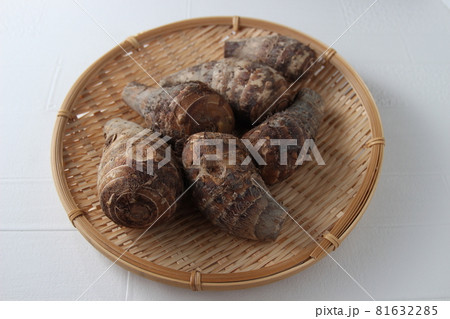 ザルにのせた土付きのさといも 81632285