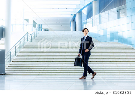 営業マン　スーツ　男性 81632355