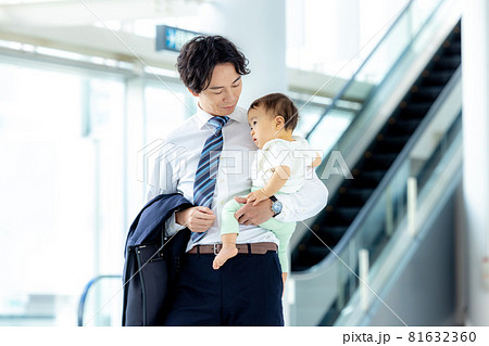 子供を連れて朝出社するビジネスマン 81632360