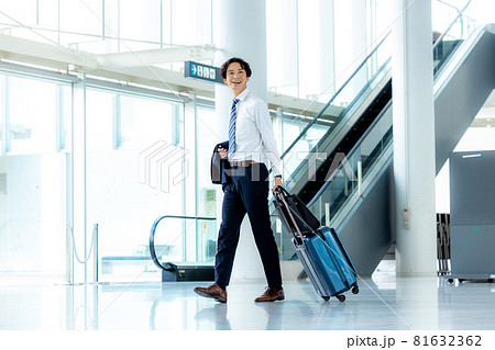 空港にいるビジネスマン 81632362
