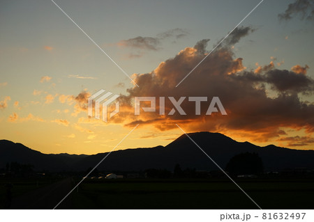 志和三山の夕焼け 志和三山の夕焼け 81632497