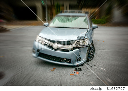 交通事故現場の事故車両 81632797