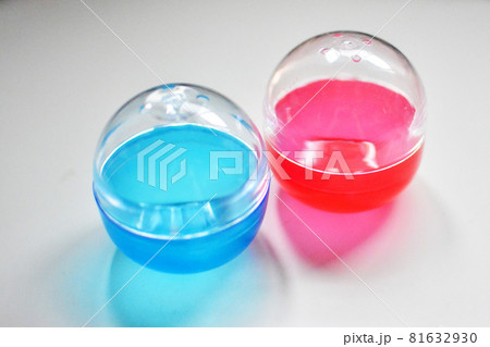 カラフルなガチャガチャカプセル 81632930